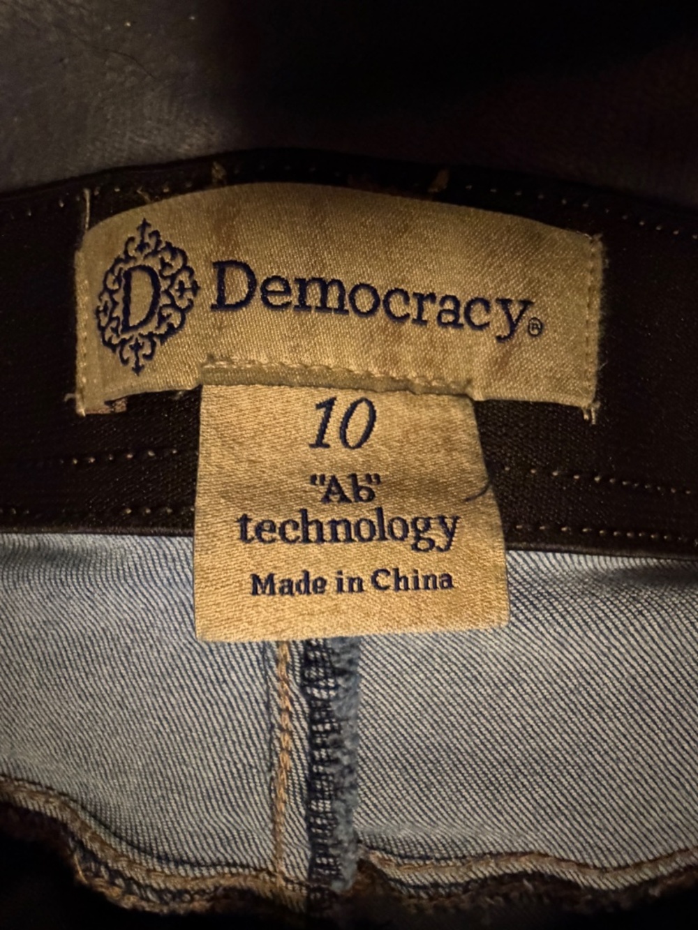 Democracy Women's Size 10 Ab Technology Crop Jeans Raw Hem - Picture 3 of 3